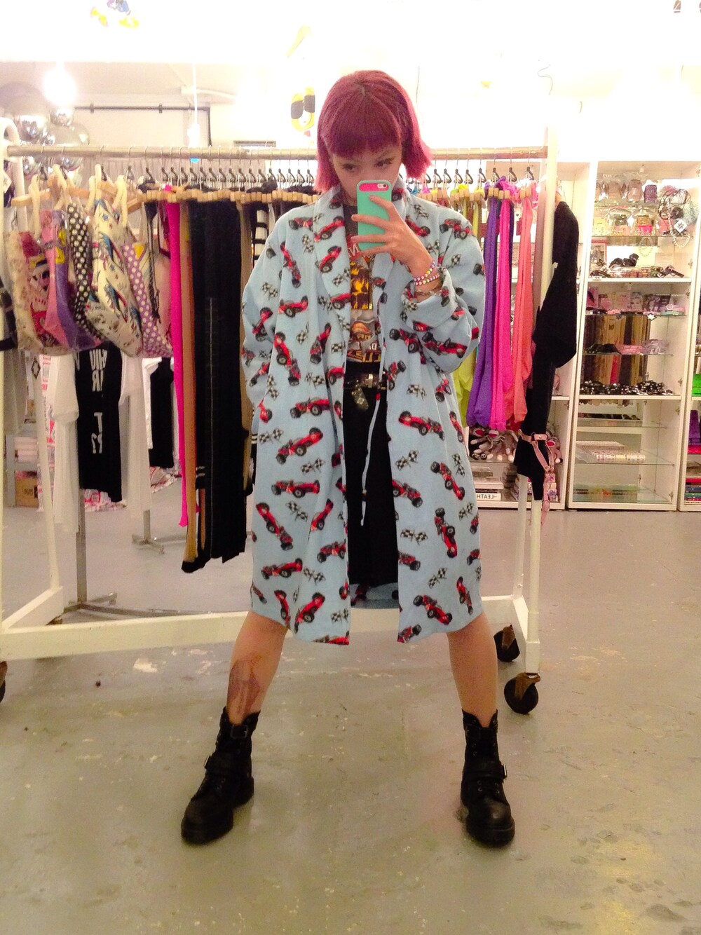 「ガウン」｜「Dr. MartensのCORE DALTON BUCKLE LACE BOOT（ブーツ、ブラック系）」を使った、Momoさん（レディース・160cm）の冬コーディネートの1枚目の写真
