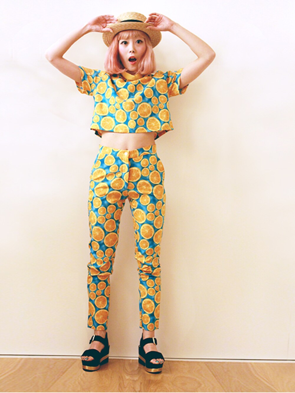 サンダルを着用したレディースの冬コーディネートの1枚目の写真