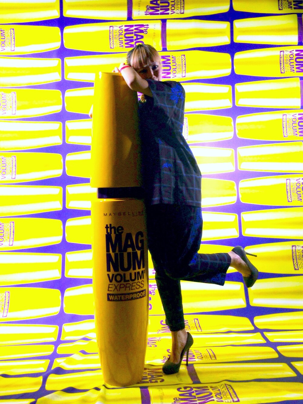 ブラック系のTシャツ/カットソー、ブラック系のその他パンツを着用したレディースの春コーディネートの1枚目の写真