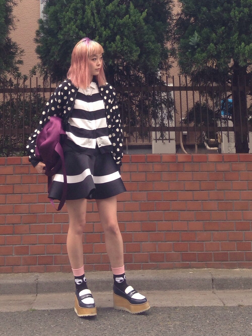 「RAF SIMONSのRaf Simons x Eastpak（バックパック/リュック、パープル系）」を使った、Momoさん（レディース・160cm）の春コーディネートの1枚目の写真