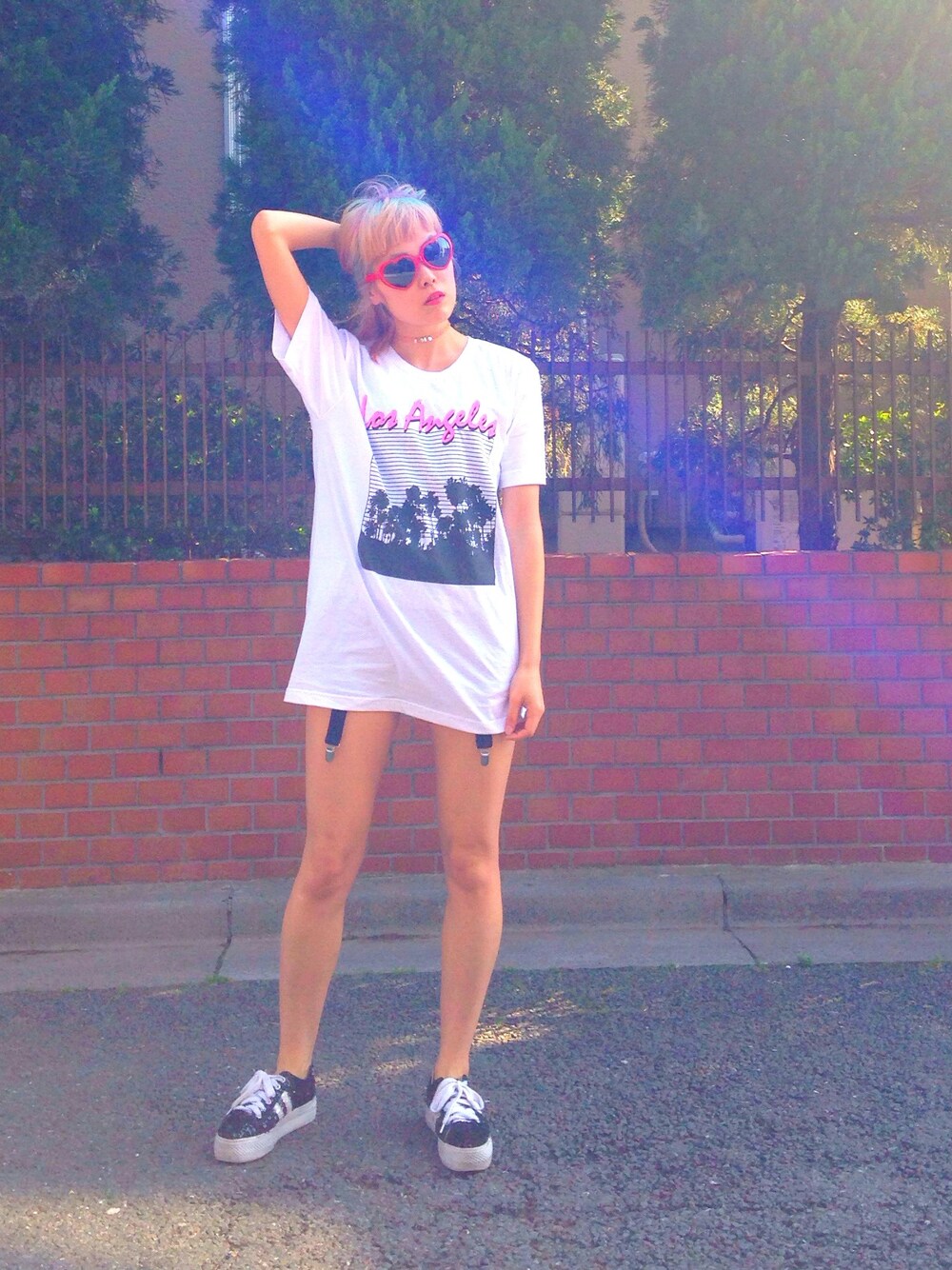 ホワイト系のTシャツ/カットソー、レッド系のサングラスを着用したレディースの春コーディネートの1枚目の写真