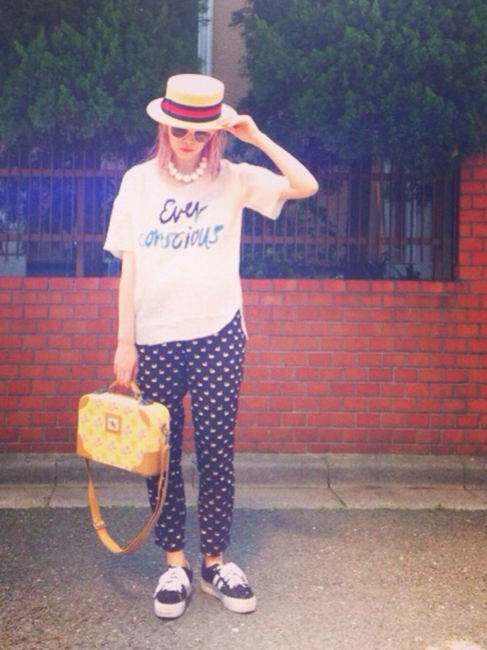 「TOPSHOPのスワン柄スラックス（その他パンツ、ブルー系）」を使った、Momoさん（レディース・160cm）の春コーディネートの1枚目の写真