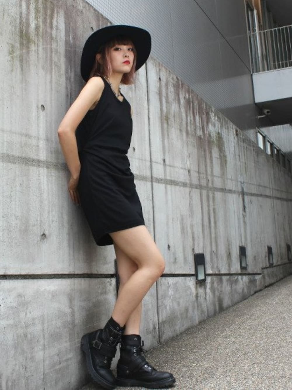 ブラック系のワンピース、ブラック系のブーツを着用したレディースの夏コーディネートの1枚目の写真