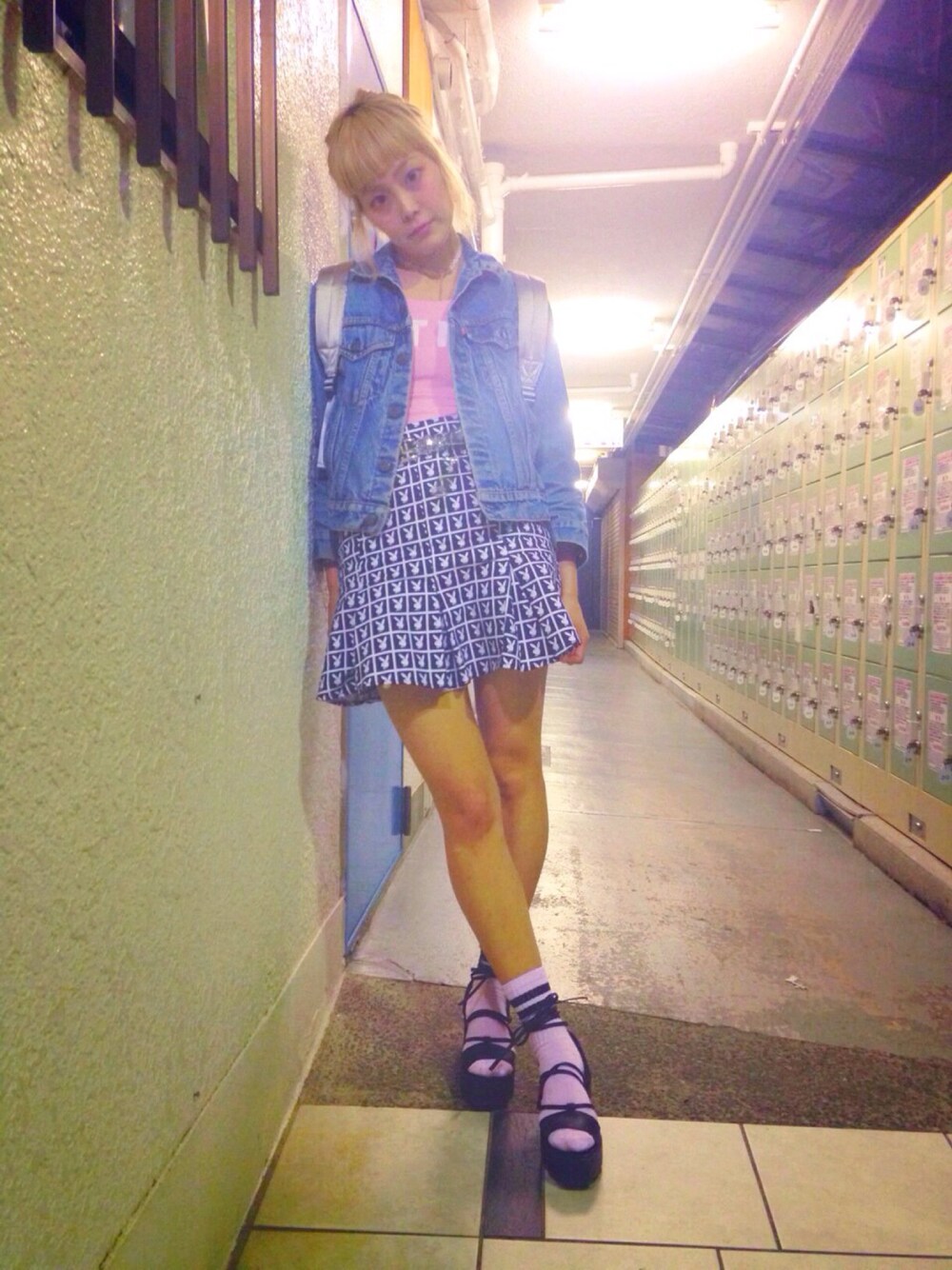 「Gジャン、PLAYBOY、ピンク×ブラック、JOYRICH、cheap monday」｜「JOYRICHのPlayboy Panel Pleated Skirt（スカート、ブラック系）」を使った、Momoさん（レディース・160cm）の春コーディネートの1枚目の写真