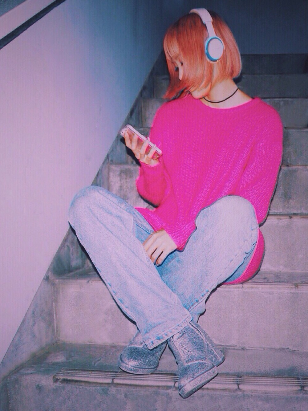 「デニム、Levi's、グリッター、ビビッドカラー、ブーツ、ブーティ、パンツスタイル、ピンクニット」｜「Levi'sのアイテム（デニムパンツ、ブルー系）」を使った、Momoさん（レディース・160cm）の冬コーディネートの1枚目の写真