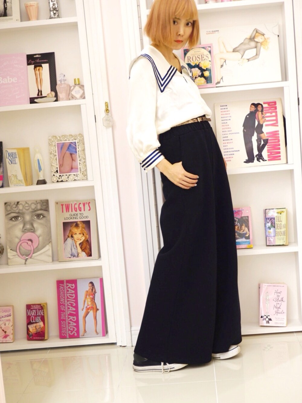 ブラック系のその他パンツ、ホワイト系のシャツ/ブラウス、ブラック系のスニーカーを着用したレディースの冬コーディネートの1枚目の写真