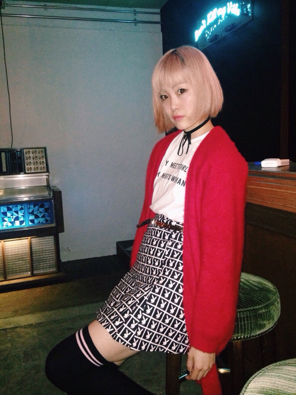「Tシャツ、ニットカーディガン、ニーハイソックス、スカート、PLAYBOY、忘年会」｜「MOUSSYのアイテム（ネックレス、ブラック系）」を使った、Momoさん（レディース・160cm）の冬コーディネートの1枚目の写真