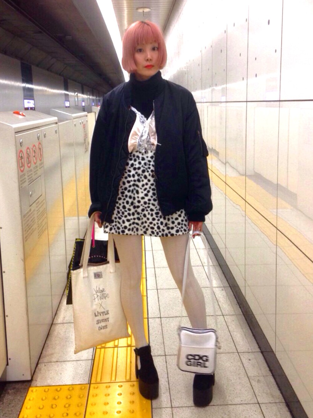 「BUBBLES、ダルメシアン柄、MA-1、キャミソール、白タイツ、休日スタイル、ランジェリー、タートルネック」｜「BUBBLESのアイテム（スカート、ホワイト系）」を使った、Momoさん（レディース・160cm）の冬コーディネートの1枚目の写真
