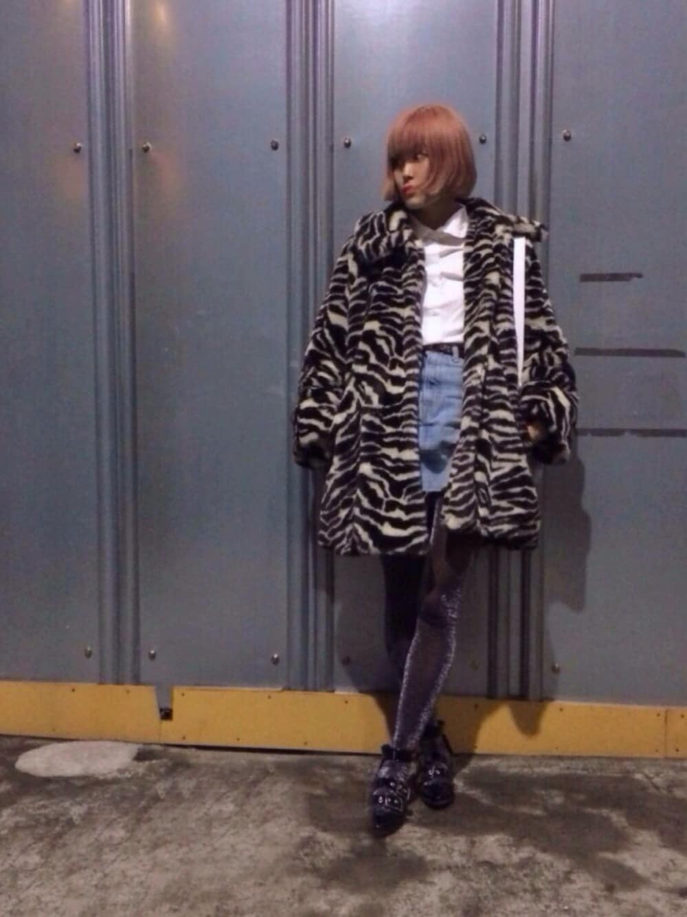 「デニム、ゼブラ柄、ファーコート、ブラウス、デニムスカート、hedi slimane、プチプラ、プチプラコーデ」｜「MONKIのMonki Frill Collar Shirt（シャツ/ブラウス、ホワイト系）」を使った、Momoさん（レディース・160cm）の冬コーディネートの1枚目の写真
