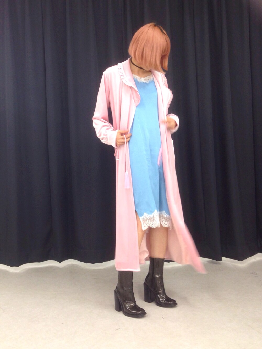 「ベロア、ガウン、ランジェリー、チョーカー、ピンク、サックスブルー、girly」｜「lilLillyのサテンランジェリーワンピース（ワンピース、ブルー系）」を使った、Momoさん（レディース・160cm）の冬コーディネートの1枚目の写真