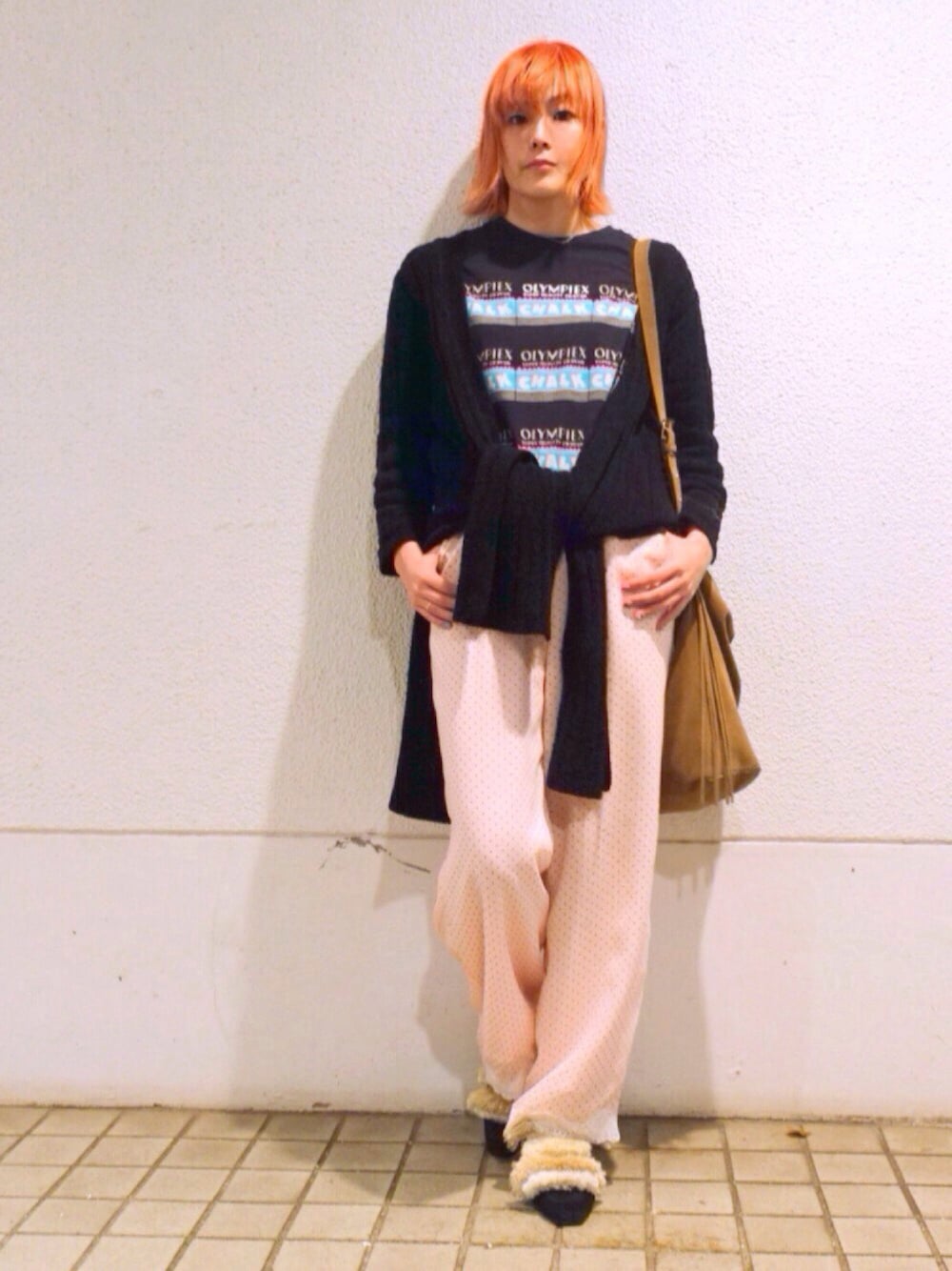 ブラック系のTシャツ/カットソー、ブラック系のカーディガン/ボレロ、ピンク系のその他パンツを着用したレディースの春コーディネートの1枚目の写真