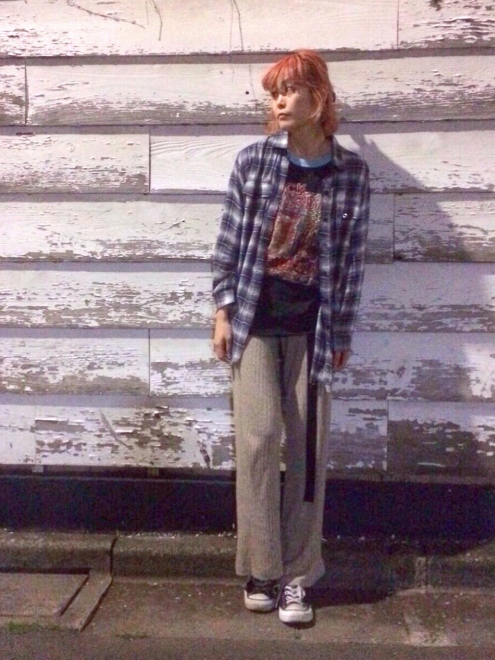 「バンドT、リブパンツ、カジュアル、シャツスタイル」｜「ZARAのアイテム（パンツ、ベージュ系）」を使った、Momoさん（レディース・160cm）の春コーディネートの1枚目の写真