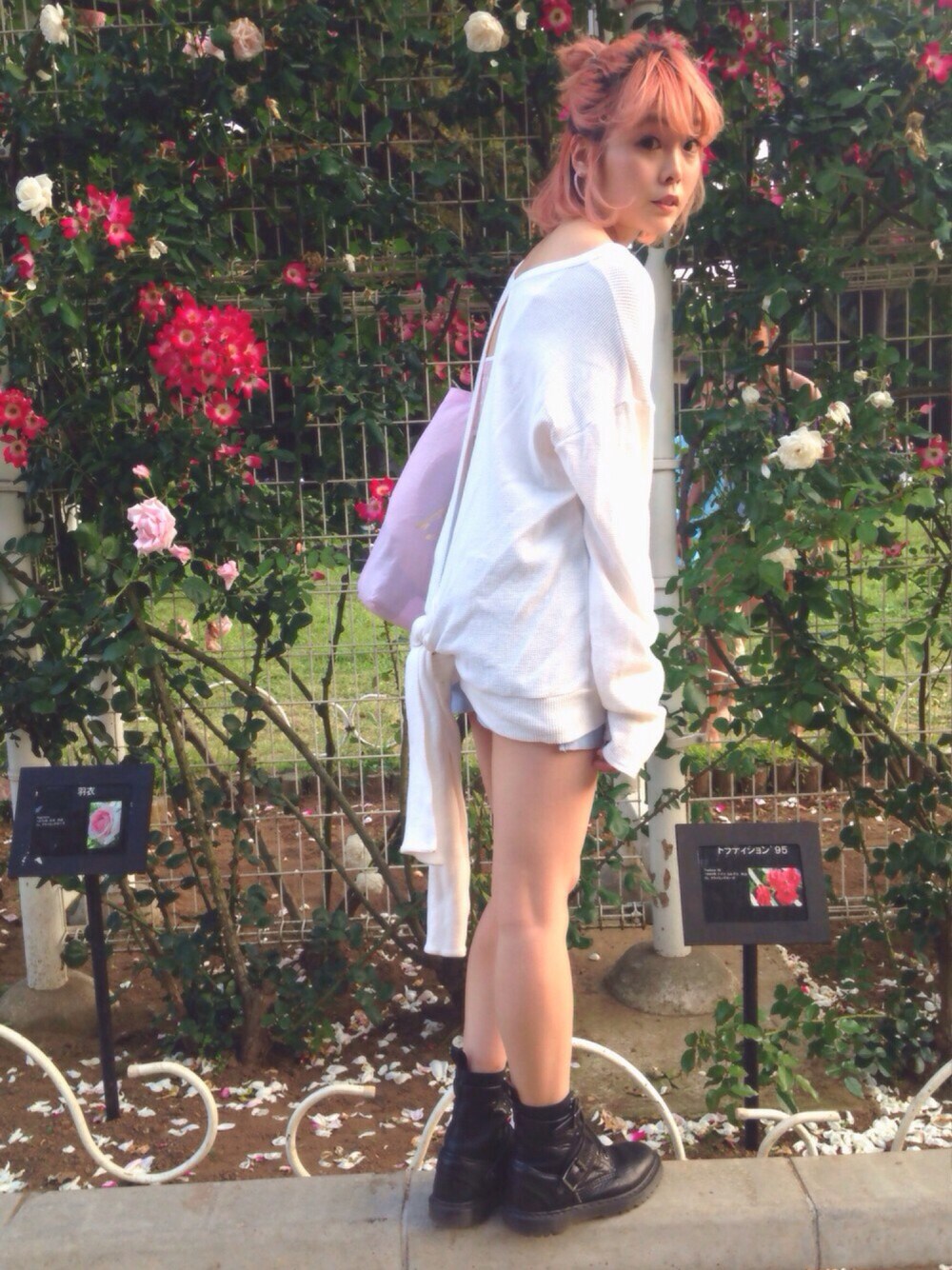 「サーマル、大人カジュアル、梅雨、Dr.Martens、BUBBLES、BUBBLEStokyo、カジュアルコーデ、アメアパ」｜「BUBBLESのアイテム（Tシャツ/カットソー、ホワイト系）」を使った、Momoさん（レディース・160cm）の春コーディネートの1枚目の写真