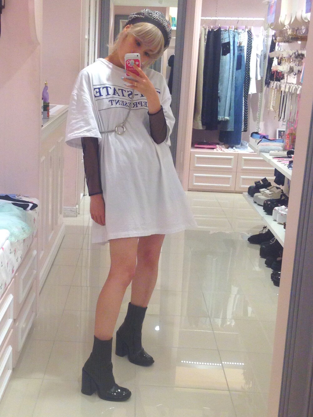 「大人カジュアル、Tシャツ、ブーツ、白、白Tシャツ、Tシャツワンピ」｜「Chloe Sevigny for Opening Ceremonyのアイテム（Tシャツ/カットソー、ホワイト系）」を使った、Momoさん（レディース・160cm）の夏コーディネートの1枚目の写真