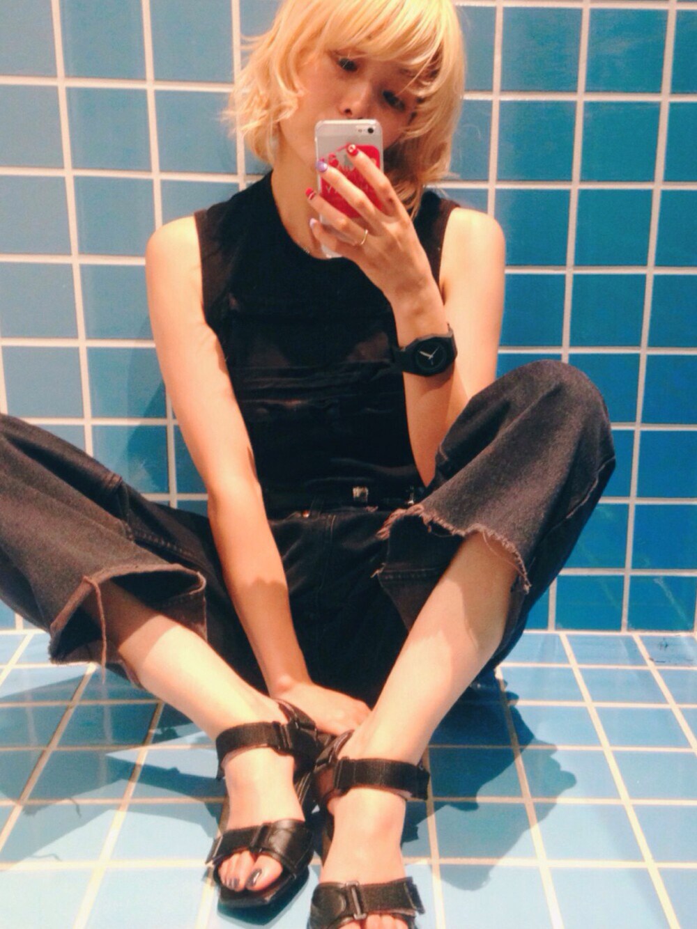 「夏コーデ、オールブラック、ブラック、デニム、タンクトップ、ワイドパンツ、サンダル、ラフ」｜「COMME des GARCONSのアイテム（タンクトップ、ブラック系）」を使った、Momoさん（レディース・160cm）の夏コーディネートの1枚目の写真