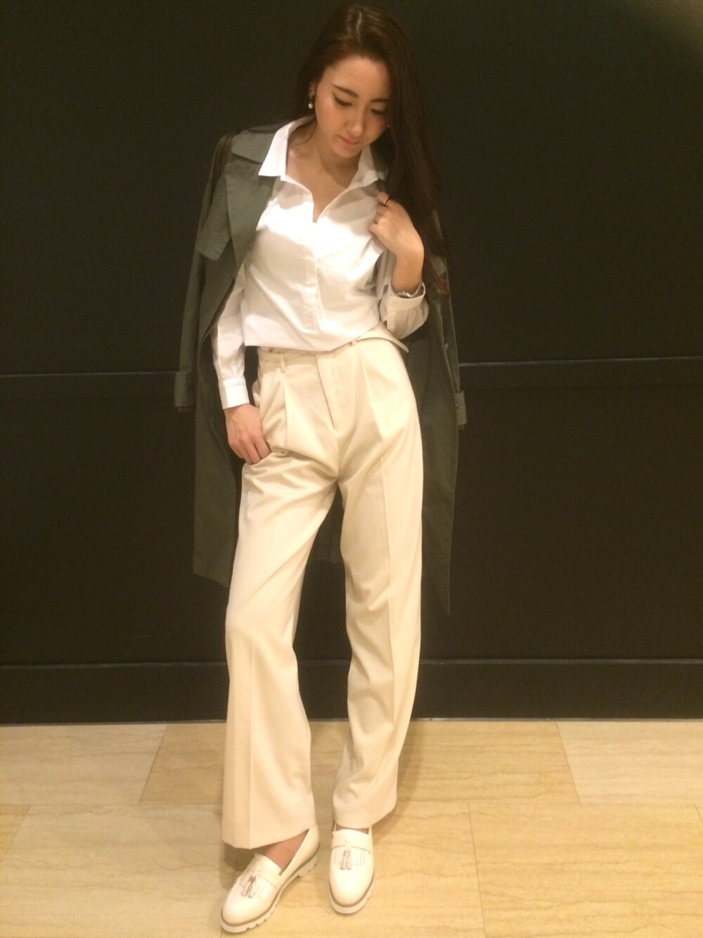 ホワイト系のトップス、ベージュ系のパンツ、ホワイト系のローファーを着用したレディースの春コーディネートの1枚目の写真