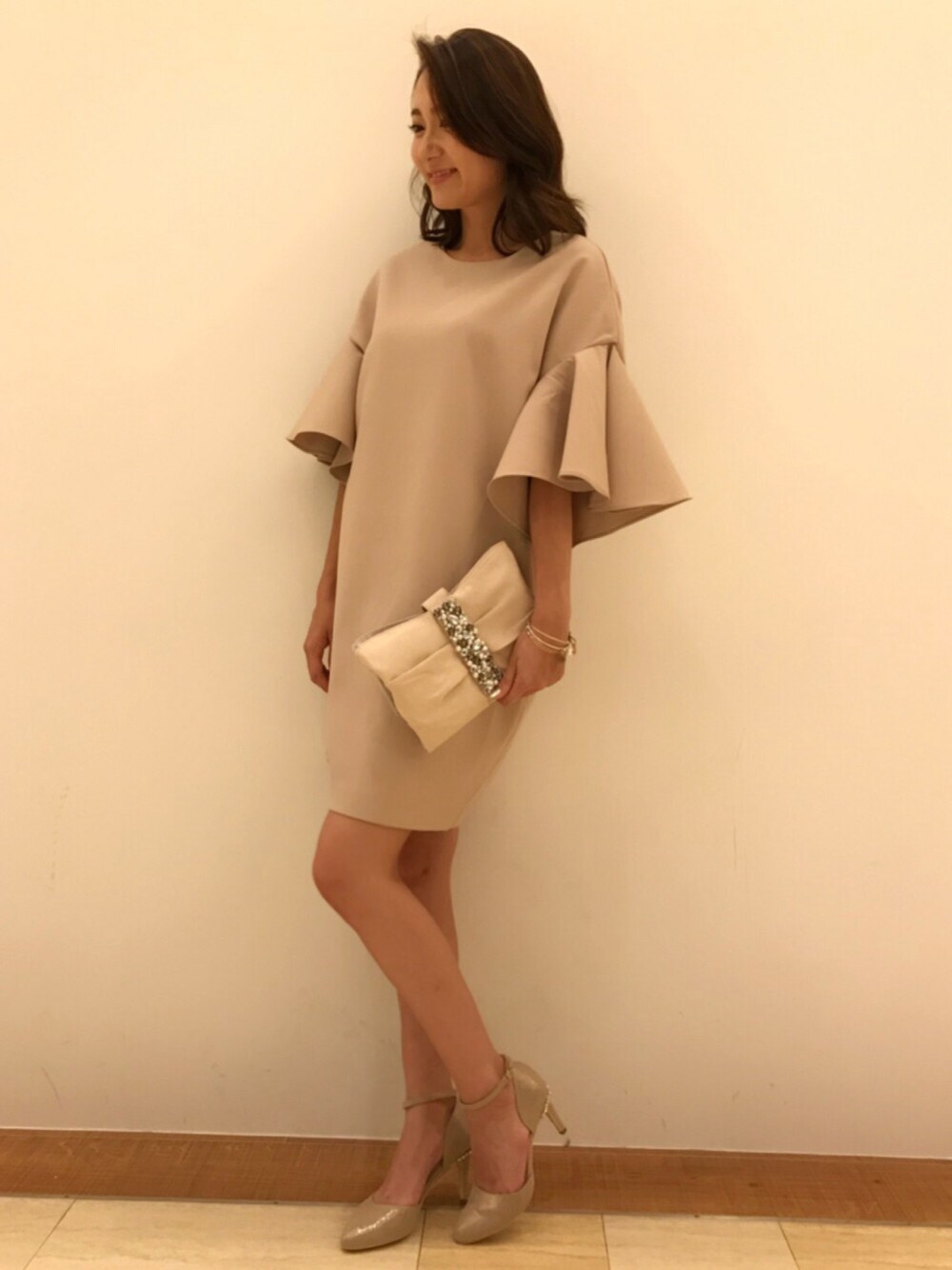 「RANDA、結婚式、結婚式 ワンピース、結婚式二次会スタイル、キレイめ、ワンピース、ベージュ、クラッチバッグ、ゴールド、サイドオープン」｜「RANDAのパールビジュークラッチバッグ（クラッチバッグ、ベージュ系）」を使った、yuka.abeさん（レディース・164cm）の秋コーディネートの1枚目の写真
