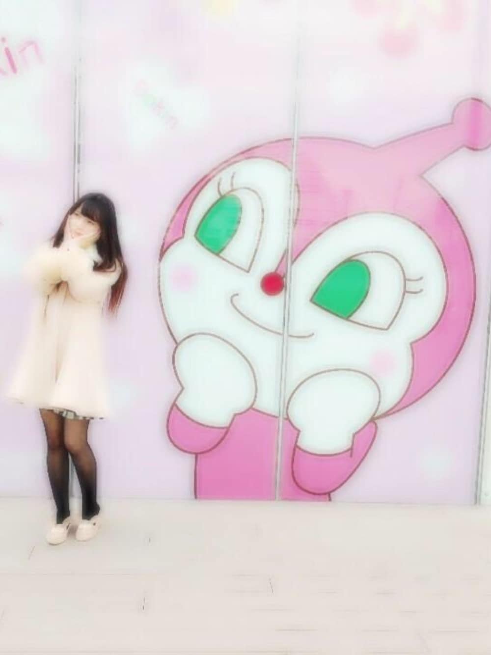 ベージュ系のその他アウター、ピンク系のパンプス、ブラック系のタイツ/ストッキングを着用したレディースの冬コーディネートの1枚目の写真