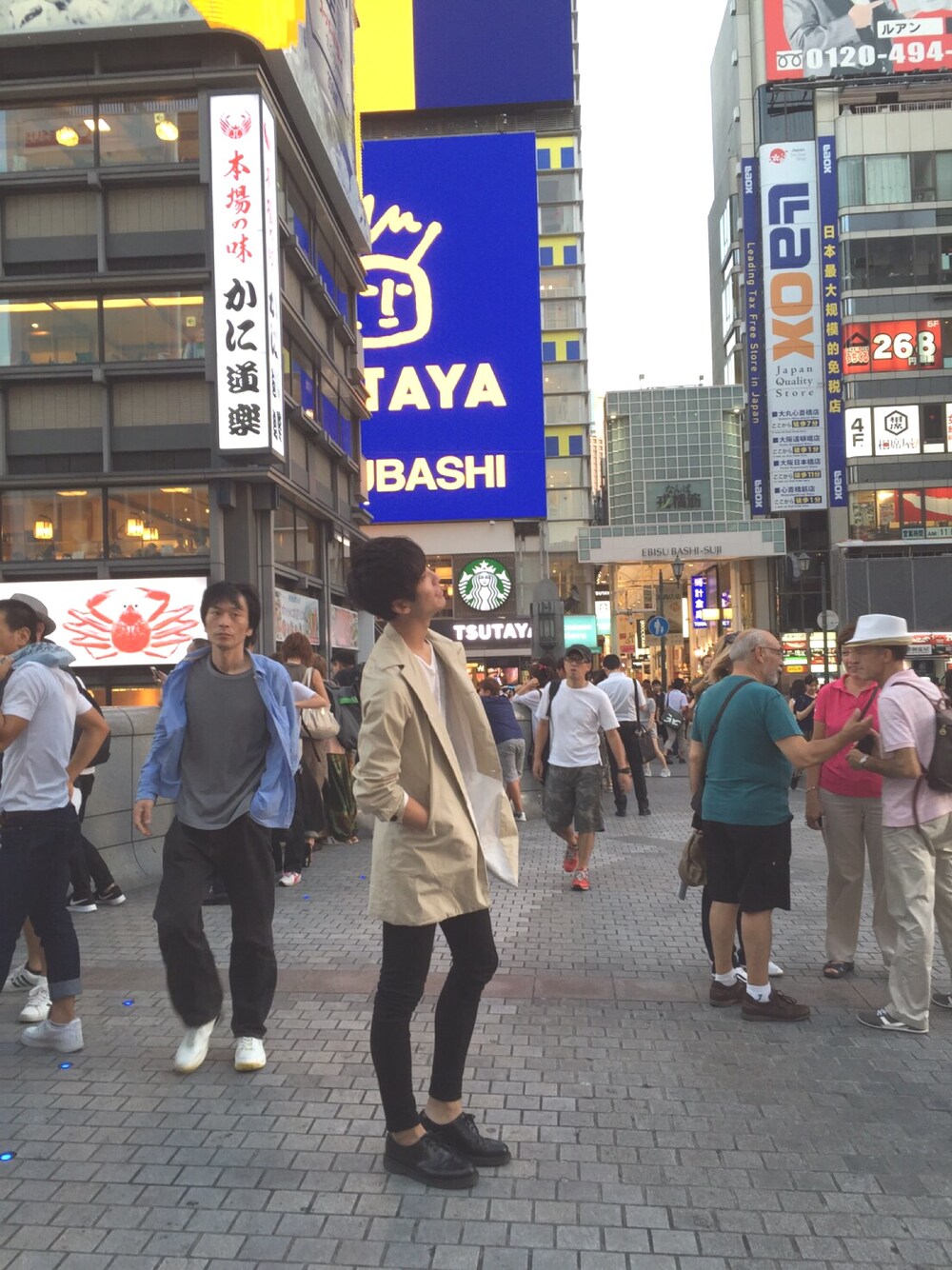 「秋、eel、Martin Margiela、UNIQLO、Dr.Martens、コート」｜「EELのEEL/サクラコート（ステンカラーコート、ベージュ系）」を使った、なりぴいさん（メンズ・183cm）の秋コーディネートの1枚目の写真