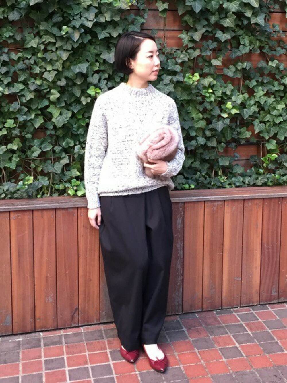 「カジュアル、シンプル、秋のコーデ、ケーブルニット、ワイドパンツ、repetto、バレーシューズ、ファー小物、coen、coenスタッフスタイリング」｜「coenのスラブミックスボトルネックニット（ニット/セーター、ホワイト系）」を使った、yukoさん（レディース・152cm）の秋コーディネートの1枚目の写真