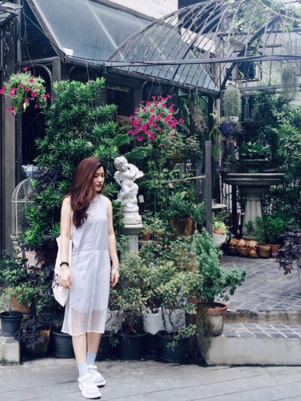 「春コーデ、白ニット、BEAUTY&YOUTH UNITED ARROWS、teva、summer style」｜「Tevaのアイテム（サンダル、ホワイト系）」を使った、jさん（レディース・158cm）の冬コーディネートの1枚目の写真