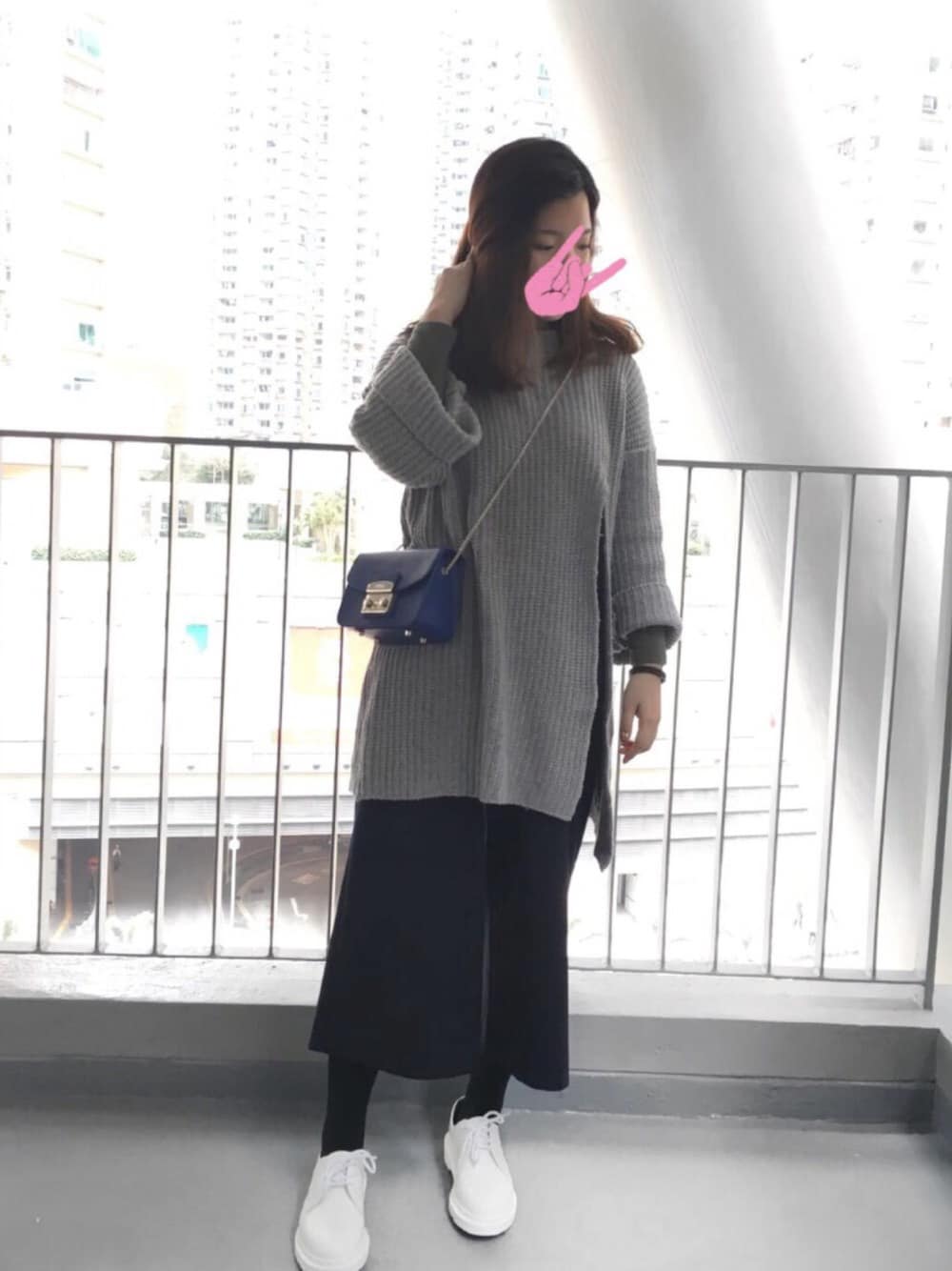 「ootd、シンプル、冬コーデ、school、BOTTEGA VENETA、ZARA、furla、Dr.Martens、モノトーン」｜「UNIQLOのアイテム（Tシャツ/カットソー、ブラック系）」を使った、jさん（レディース・158cm）の冬コーディネートの1枚目の写真
