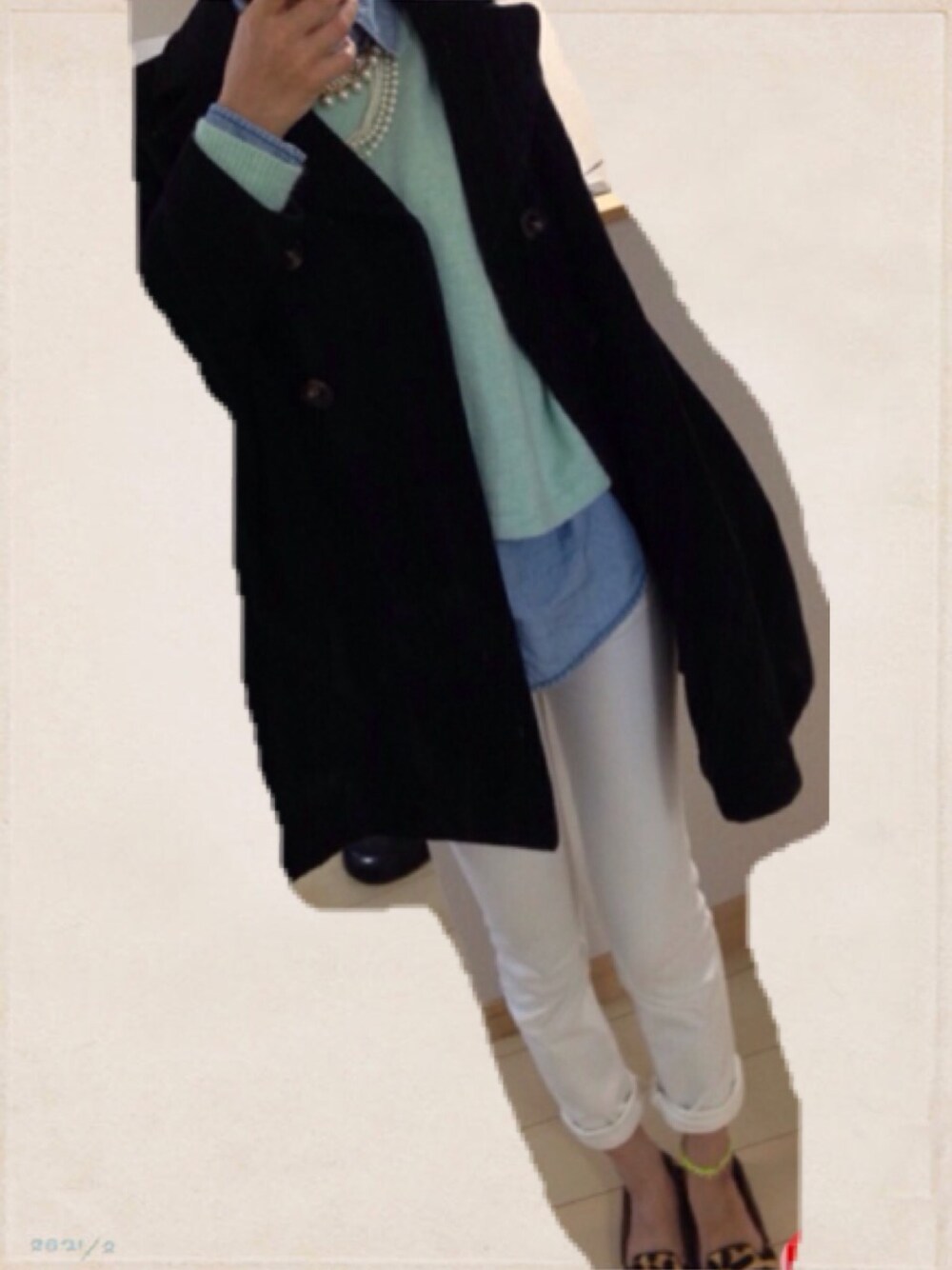 「BEAMSのアイテム（チェスターコート、ブラック系）」を使った、 Yuuさん（レディース・158cm）の冬コーディネートの1枚目の写真