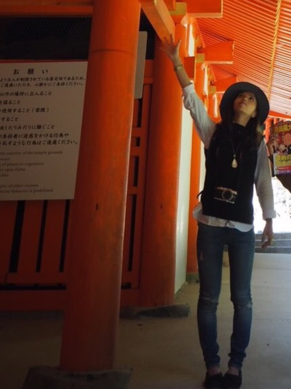 「旅行、ハット」｜「BEAMSのアイテム（デニムパンツ、ブルー系）」を使った、 Yuuさん（レディース・159cm）の秋コーディネートの1枚目の写真