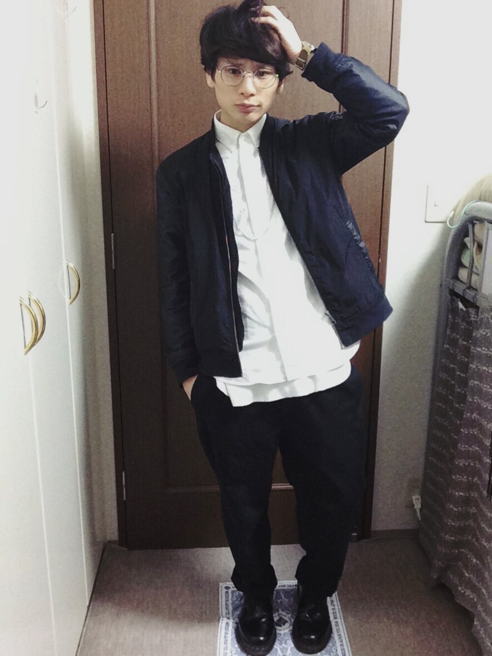 ブラック系のメガネ、シルバー系のネックレスを着用したメンズの冬コーディネートの1枚目の写真