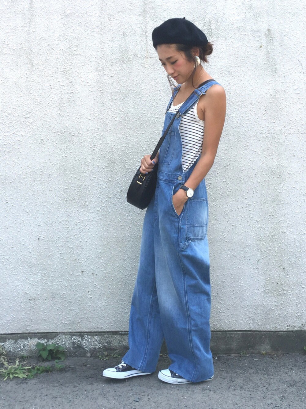 ブルー系のサロペット/オーバーオール、ブラック系のショルダーバッグ、ブラック系のスニーカーを着用したレディースの夏コーディネートの1枚目の写真