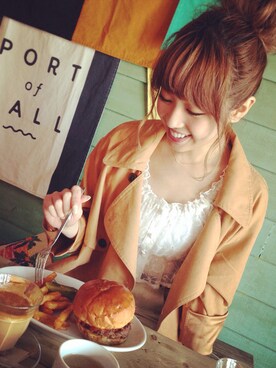 「白トップス」｜「アイテム（トレンチコート）」を使った、舟山久美子♡くみっきーさん（レディース・155cm）の春コーディネート