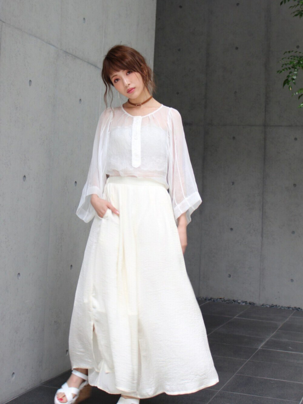 「ラフ、ゆるコーデ、fashion、ホワイト、ホワイトコーデ、ワントーンコーデ、スカンツ」｜「MICOAMERIのシースルーボリュームスリーブブラウス（シャツ/ブラウス、ホワイト系）」を使った、舟山久美子♡くみっきーさん（レディース・155cm）の春コーディネートの1枚目の写真