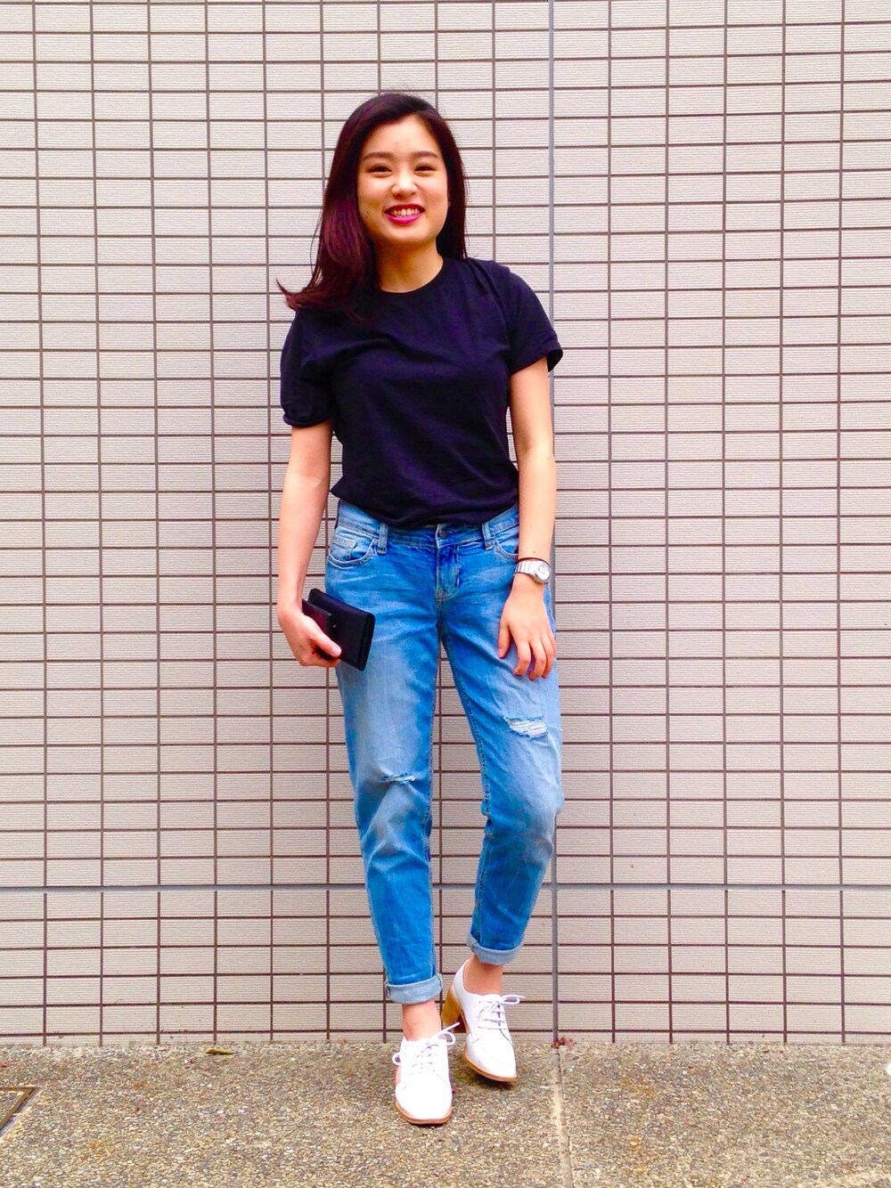 「white、ダメージデニムパンツ、outfit、ジーンズ、黒Tシャツ、白シューズ、デニム×Tシャツ、simple」｜「OLD NAVYのアイテム（デニムパンツ、ブルー系）」を使った、ハナエタダさん（レディース・155cm）の夏コーディネートの1枚目の写真