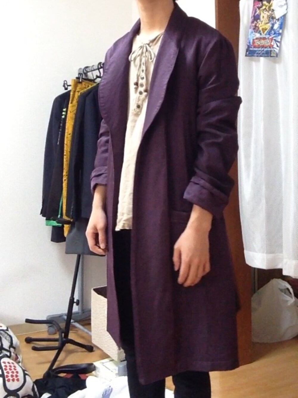 パープル系のその他アウター、ベージュ系のシャツ/ブラウスを着用したメンズの春コーディネートの1枚目の写真