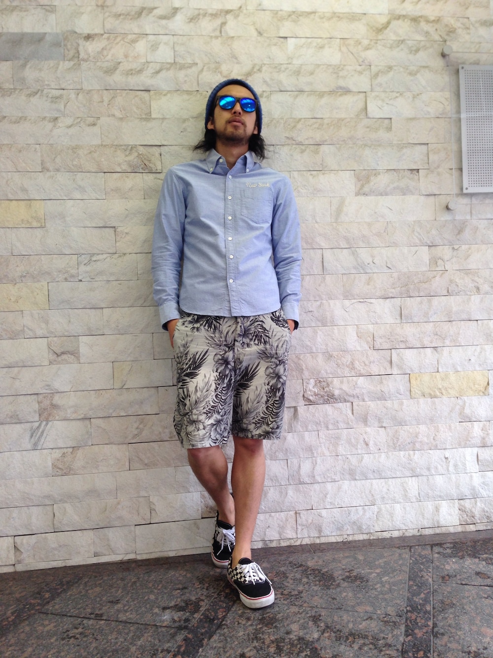 「SCHOTT、ボタニカル、ボタニカル柄」｜「schottのSchott(ショット)　L/S OXFORD B.D SHIRTS（シャツ/ブラウス、ブルー系）」を使った、鈴木 瞬さん（メンズ・175cm）の夏コーディネートの1枚目の写真
