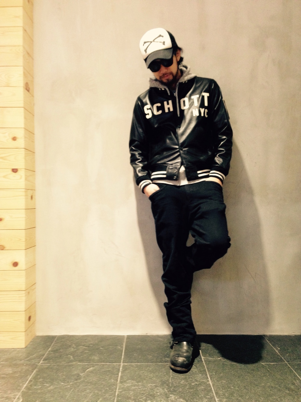 「スタジャン、SCHOTT、ショット」｜「schottのSchott(ショット）LEATHER VARSITY JACKET（スタジャン、ブラック系）」を使った、鈴木 瞬さん（メンズ・175cm）の冬コーディネートの1枚目の写真