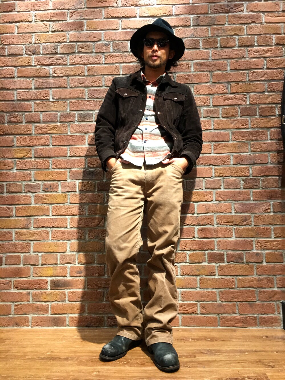 「SCHOTT、レザージャケット、ライダース、革ジャン、ショット」｜「MADE IN USAのSchott/ショット/300US SPLIT COW　GJACKET/スプリット カウ　ジージャン（デニムジャケット、ブラウン系）」を使った、鈴木 瞬さん（メンズ・175cm）の秋コーディネートの1枚目の写真