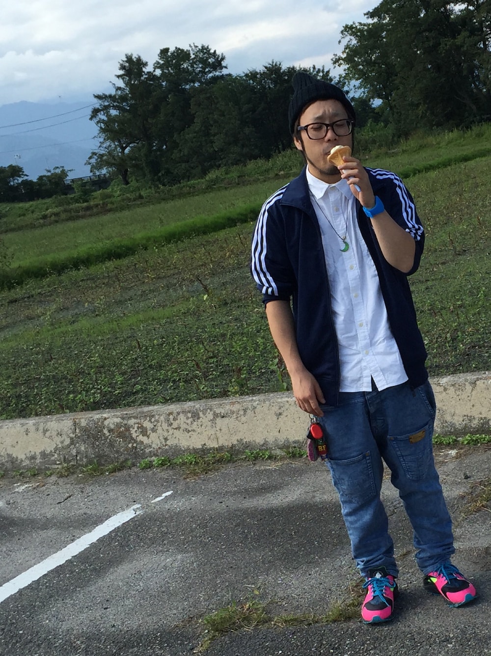 「adidas originals、mercibeaucoup,、ニット帽」｜「adidas Originalsのメンズ アディダス ネイビー ジャージ adidas NAVY TRACK TOP（ジャージ、ブルー系）」を使った、KMDxxxxさん（メンズ・168cm）の秋コーディネートの1枚目の写真