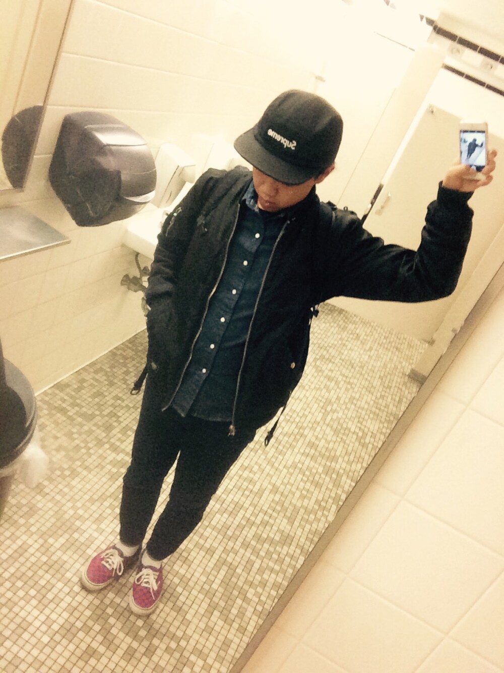 「秋服、冬服、スケータースタイル、VANS、MA-1、デニムシャツ、キャップ、supreme、臭そう、トイレだし」｜「Supreme のアイテム（キャップ、ブラック系）」を使った、ナンさん（メンズ・167cm）の秋コーディネートの1枚目の写真