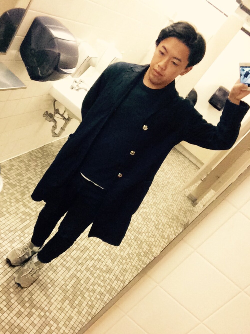 「秋服、冬服、シンプル、ワントーンコーデ、ネイビー、ニット、スキニーデニム、ニューバランス」｜「KATO`のKATO' / ライトオンスデニムコート(8oz)（ステンカラーコート、ブルー系）」を使った、ナンさん（メンズ・167cm）の秋コーディネートの1枚目の写真