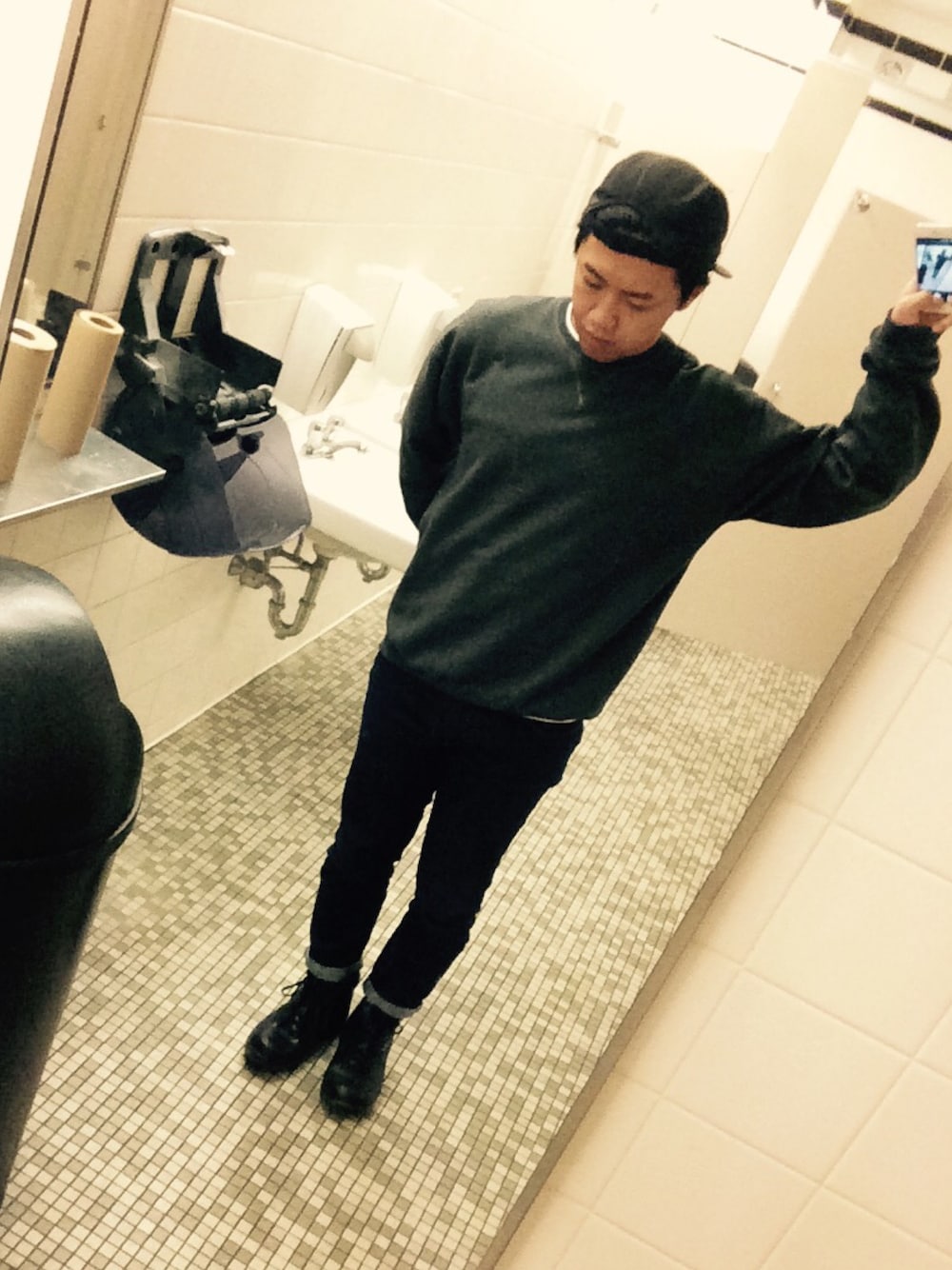 「ブーツ、ワントーンコーデ、黒、スウェット、supreme、スケータースタイル、スキニーデニム、秋服」｜「Supreme のアイテム（キャップ、ブラック系）」を使った、ナンさん（メンズ・167cm）の冬コーディネートの1枚目の写真