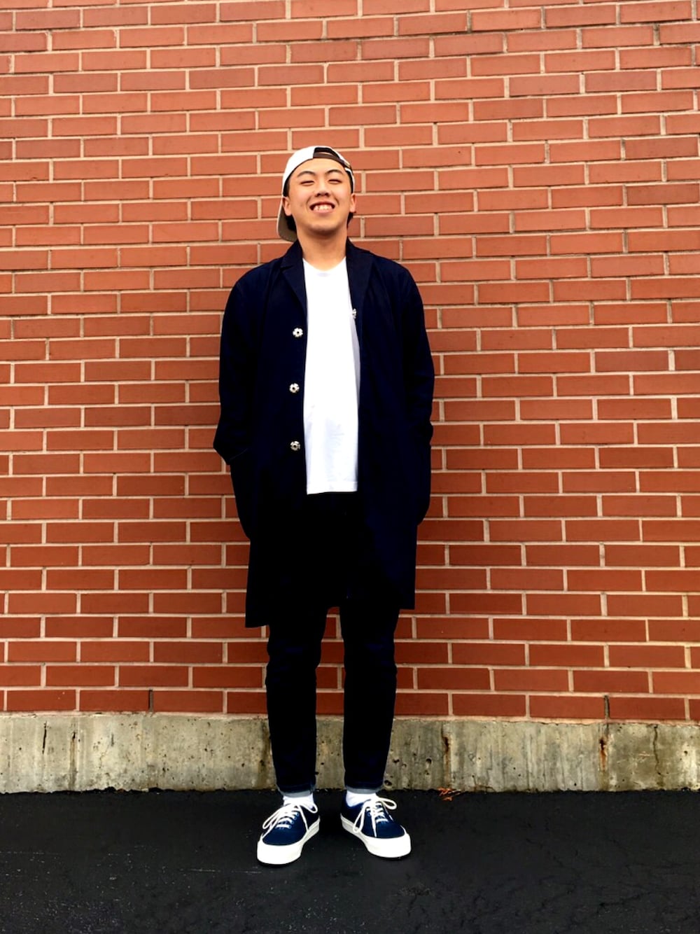「春、カジュアル、スキニー、ロング丈、青、キャップ、VANS」｜「Pilgrim Surf Supplyのアイテム（キャップ、ホワイト系）」を使った、ナンさん（メンズ・167cm）の春コーディネートの1枚目の写真