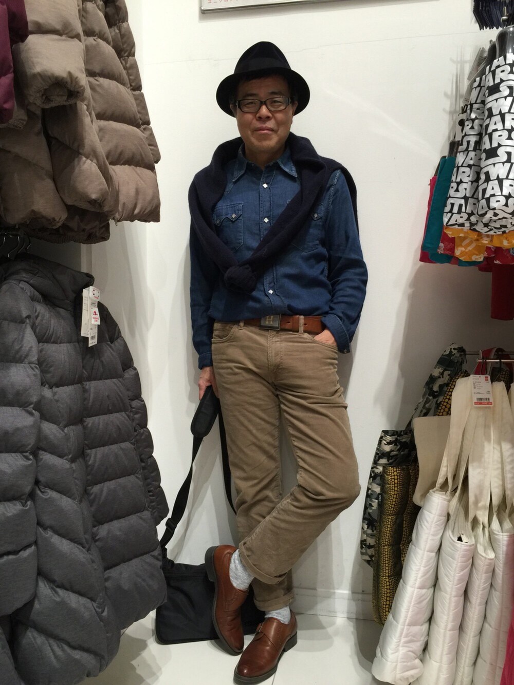 「デニムシャツ、ニット、コーデュロイパンツ、ユニクロコーデ、おせち」｜「BLUE BLUEのアイテム（ニット/セーター、ブルー系）」を使った、タカ                 ☮さん（メンズ・170cm）の冬コーディネートの1枚目の写真