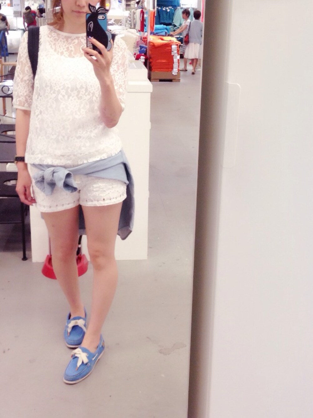 ホワイト系のTシャツ/カットソー、ホワイト系のその他パンツ、ブルー系のシャツ/ブラウスを着用したレディースの夏コーディネートの1枚目の写真