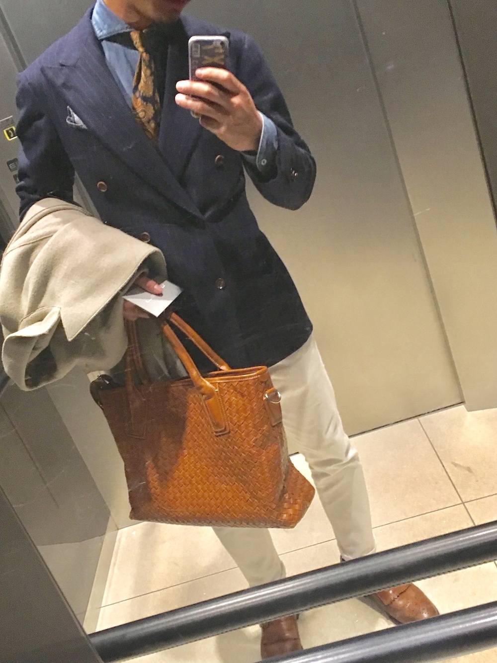eleventyのチェスターコートを使った人気ファッション