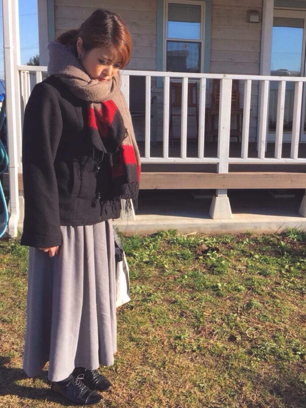 ベージュ系のストール/ショールを着用したレディースの冬コーディネートの1枚目の写真