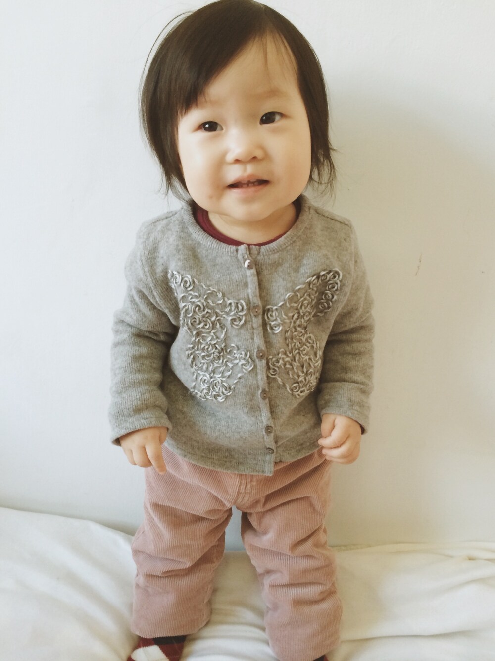 「ZARA KIDSのアイテム（Tシャツ/カットソー、グレー系）」を使った、千尋さん（キッズ・80cm）の冬コーディネートの1枚目の写真