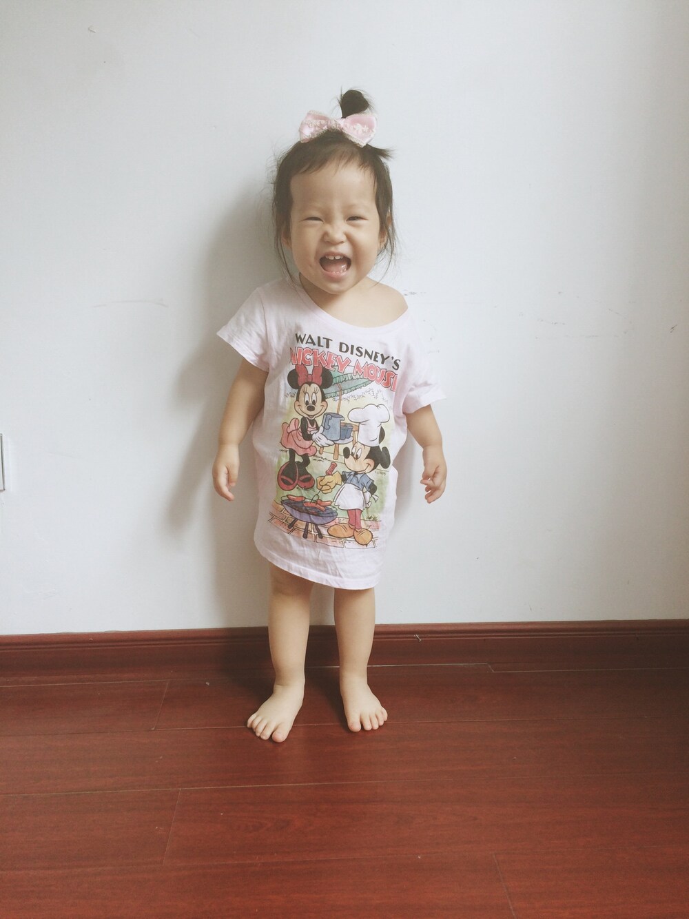 「UNIQLOのアイテム（Tシャツ/カットソー、ピンク系）」を使った、千尋さん（キッズ・74cm）の夏コーディネートの1枚目の写真