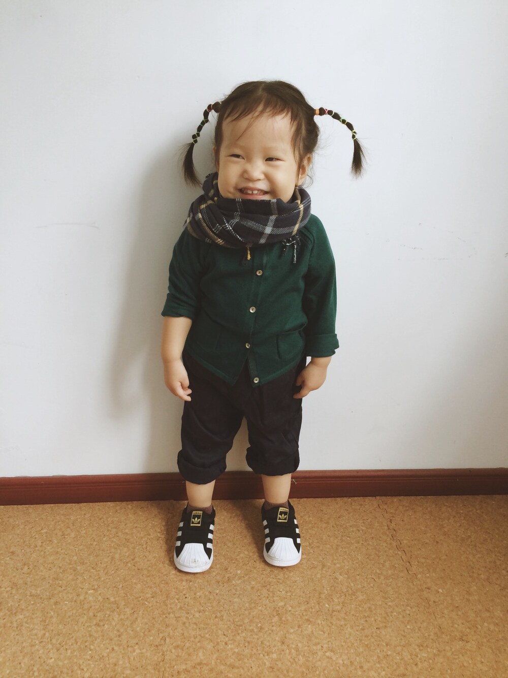 「adidas superstar」｜「ZARA KIDSのアイテム（ニット/セーター、グリーン系）」を使った、千尋さん（キッズ・80cm）の秋コーディネートの1枚目の写真