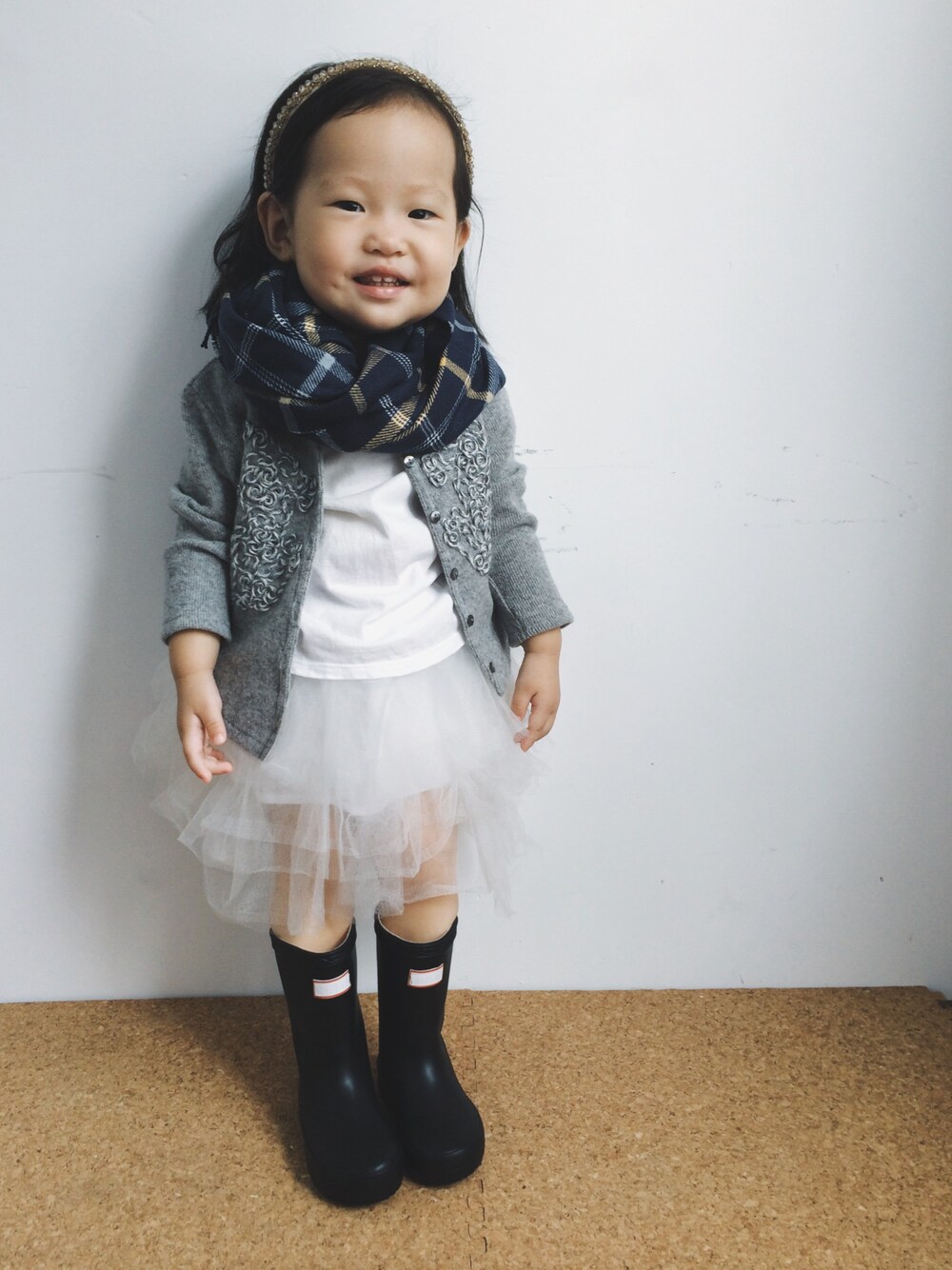 「今儿风好大」｜「ZARA KIDSのアイテム（ニット/セーター、グレー系）」を使った、千尋さん（キッズ・80cm）の秋コーディネートの1枚目の写真
